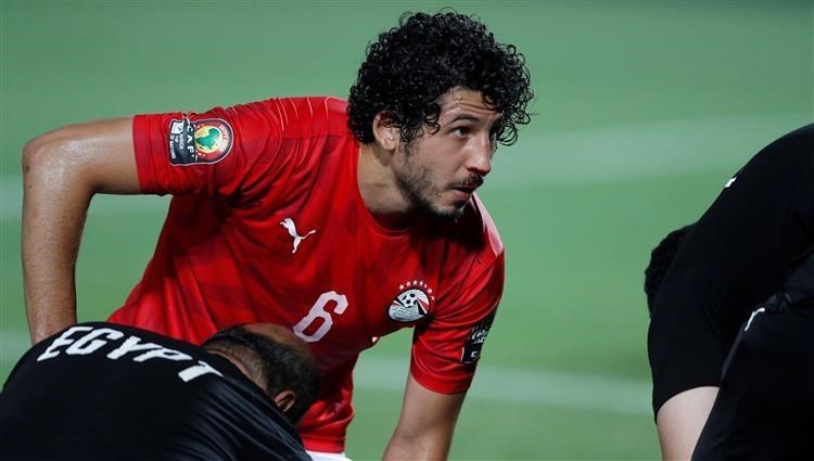 استبعد البرتغالي روي فيتوريا المدير الفني لمنتخب مصر الأول، المدافع أحمد حجازي نجم الاتحاد السعودي من قائمة الفراعنة لمباراة غينيا. وشهدت قائمة مصر استعدادًا لملاقاة نظيره غينيا يوم 14 يونيو المقبل، ضمن مباريات الجولة الخامسة من التصفيات الأفريقية المؤهلة لكأس الأمم الأفريقية “كوت ديفوار 2023″، غياب أحمد حجازي. وكتب أحمد حسن نجم منتخب مصر السابق، عبر حسابه الرسمي بموقع التواصل الاجتماعي “ “فيس بوك”: “استبعاد أحمد حجازي من قائمة المنتخب الوطني بسبب الإصابة”. إقرأ أيضًا.. 5 نجوم تجاهلهم فيتوريا في قائمة مصر أمام غينيا بتصفيات أمم أفريقيا وكشفت تقارير سعودية أن حجازي قد تعرض لإصابة قوية خلال مباراة حسم لقب الدوري السعودي أمام الفيحاء، ورفض الخروج من الملعب. وفي السياق ذاته فقد غاب طارق حامد لاعب الفراعنة والاتحاد السعودي عن قاىمة المنتخب الوطني بسبب الإصابة بمزق في العضلة الضامة والتي أبعدته أخر 3 مواجهات مع العميد في الدوري السعودي. وتوج حامد وحجازي مع الاتحاد السعودي بلقب دوري روشن موسم 2022/2023، ولقب كأس السوبر السعودي. وسيقام معسكر منتخب مصر خلال الفترة من 10 إلى 18 يونيو، استعدادًا لمواجهتي غينيا في الجولة الخامسة للتصفيات المؤهلة لكأس أمم أفريقيا 2024 بكوت ديفوار، وخوض مباراة ودية أمام جنوب السودان يوم 18.